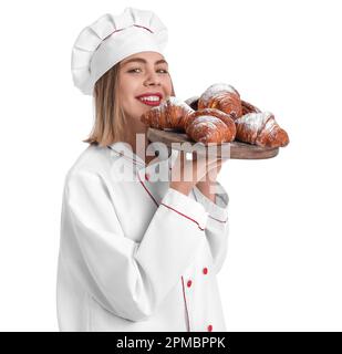 Bäckerin mit einem Brett leckerer Croissants auf weißem Hintergrund Stockfoto