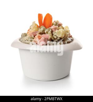 Schüssel mit leckerem Olivier-Salat auf weißem Hintergrund Stockfoto