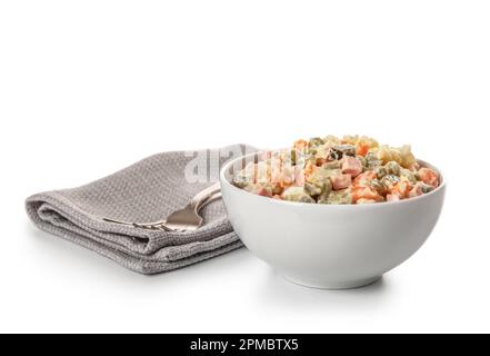 Schüssel mit leckerem Olivier-Salat auf weißem Hintergrund Stockfoto