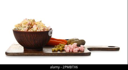 Schüssel mit leckerem Olivier-Salat und Zutaten auf weißem Hintergrund Stockfoto