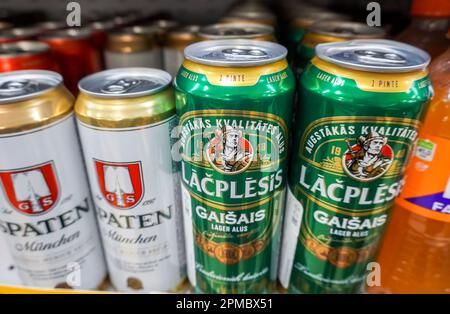 Samara, Russland - 18. März 2023: Verschiedene alkoholische Bierkonserven in Metalldosen im Regal eines Supermarkts. Verschiedene alkoholische Getränke und Spirituosen dr Stockfoto