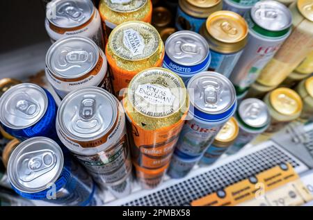 Samara, Russland - 18. März 2023: Verschiedene alkoholische Bierkonserven in Metalldosen im Regal eines Supermarkts. Verschiedene alkoholische Getränke und Spirituosen dr Stockfoto