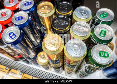 Samara, Russland - 18. März 2023: Verschiedene alkoholische Bierkonserven in Metalldosen im Regal eines Supermarkts. Verschiedene alkoholische Getränke und Spirituosen dr Stockfoto