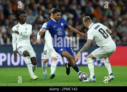 Chelsea's Wesley Fofana (Center) in Aktion mit Real Madrids Eduardo Camavinga (links) und Toni Kroos während des Viertelfinalspiels der UEFA Champions League im Santiago Bernabeu Stadion in Madrid, Spanien. Bilddatum: Mittwoch, 12. April 2023. Stockfoto