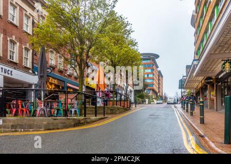 Blick auf den Richmond Hill in Bournemouth, Dorset, Großbritannien, mit doppelten gelben Linien und Pollern am Straßenrand. Stockfoto