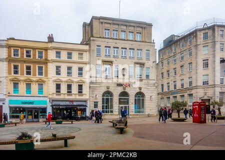 Blick auf die HSBC Bank und die Geschäfte in der Old Christchurch Street in Bournemouth, Dorset, Großbritannien Stockfoto