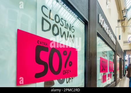 Ein Poster in einem Schaufenster des House of Fraser, auf dem 50 % Rabatt angeboten werden, während der Laden schließt. Stockfoto