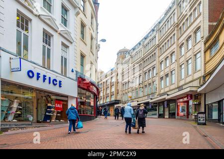 Blick auf die Old Christchurch Street im Stadtzentrum von Bournemouth. Eine der Haupteinkaufsstraßen, die sich bergauf mit Geschäften und Shoppern schlängelt. Stockfoto