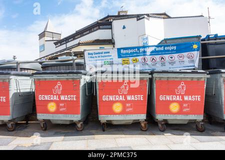 Große Mülltonnen für allgemeine Abfälle in Bournemouth, Dorset, Großbritannien Stockfoto