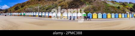 Panoramablick auf Strandhütten am Durley Chine Beach, Bournemouth, Dorset, Großbritannien Stockfoto