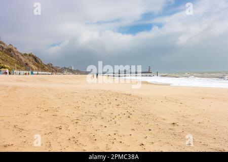 Ein Blick auf den Bournemouth Beach, einen Sandstrand in Dorset, Großbritannien im April 2023 mit stürmischem Himmel, als Storm Noa sich nähert Stockfoto