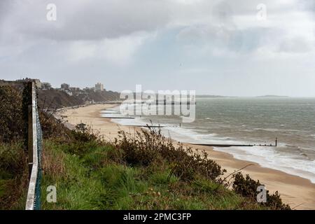 Blick auf den Bournemouth Pier von Alum Chine auf Bournemouth, Großbritannien an einem stürmischen Tag Stockfoto