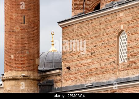 Goldenes Halbmond-islamisches Symbol oder Hilaal auf einem Minarett der Banya-Bashi-Moschee in Sofia, Bulgarien, Osteuropa, Balkan, EU Stockfoto