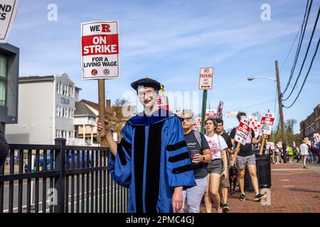 NEW BRUNSWICK, NEW JERSEY - APRIL 12: Ein Professor für Englisch an der Rutgers University, Andrew Goldstone, nimmt am 12. April 2023 an einem Streik auf dem Hauptcampus der Universität in New Brunswick, New Jersey, Teil. Die drei Fakultätsgewerkschaften, die etwa 9.000 Arbeiter an der Rutgers University, der staatlichen Universität von New Jersey, repräsentierten, streikten, nachdem sie in Verhandlungen mit der Regierung von Rutgers-Präsident Jonathan Holloway keinen Vertrag zustande gebracht hatten. Der Walk-out ist der erste in der 257-jährigen Geschichte der öffentlichen Universität und folgt fast einem Jahr der Verhandlungen um höhere Löhne und bessere Kont Stockfoto