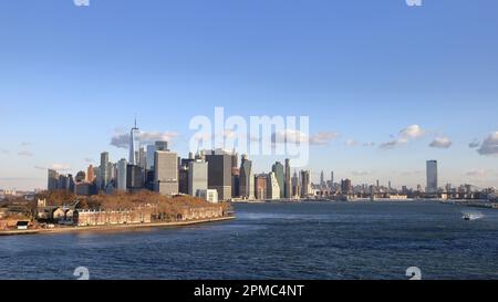 Blick auf den East River in New York City von Brooklyn. Die Skyline von Lower Manhattan ist deutlich zu sehen. Stockfoto