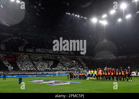 Mailand, Italien. 12. April 2023. Die Mailänder Fans stellen sich während des Fußballspiels der Champions League zwischen dem AC Milan und SSC Napoli im Stadion San Siro in Mailand (Italien) am 12. 2023. April auf. Foto Andrea Staccioli/Insidefoto Credit: Insidefoto di andrea staccioli/Alamy Live News Stockfoto