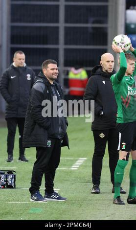 Windsor Park, Belfast, Nordirland, Großbritannien. 12. April 2023. Danske Bank Premiership – Linfield/Glentoran. Action aus dem Spiel heute Abend im Windsor Park (Linfield in blau). Linfield Manager David Healy schaut zu. Kredit: CAZIMB/Alamy Live News. Stockfoto