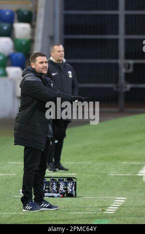 Windsor Park, Belfast, Nordirland, Großbritannien. 12. April 2023. Danske Bank Premiership – Linfield/Glentoran. Action aus dem Spiel heute Abend im Windsor Park (Linfield in blau). Linfield Manager David Healy schaut zu. Kredit: CAZIMB/Alamy Live News. Stockfoto