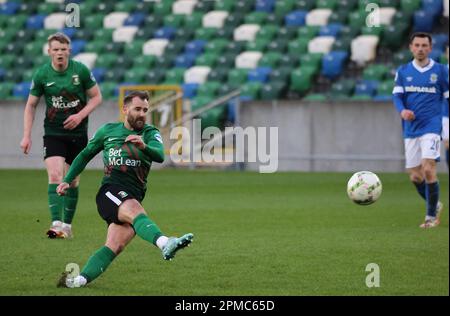 Windsor Park, Belfast, Nordirland, Großbritannien. 12. April 2023. Danske Bank Premiership – Linfield/Glentoran. Action aus dem Spiel heute Abend im Windsor Park (Linfield in blau). Niall McGinn Glentoran. Kredit: CAZIMB/Alamy Live News. Stockfoto