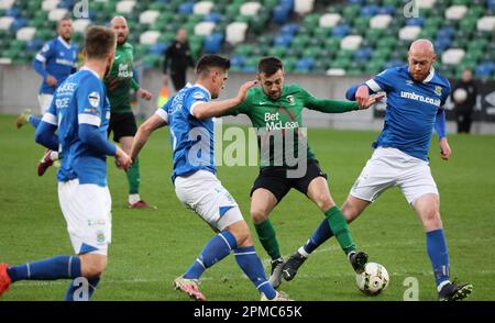 Windsor Park, Belfast, Nordirland, Großbritannien. 12. April 2023. Danske Bank Premiership – Linfield/Glentoran. Action aus dem Spiel heute Abend im Windsor Park (Linfield in blau). Connor McMenamin Glentoran. Kredit: CAZIMB/Alamy Live News. Stockfoto