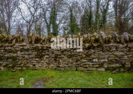 Eine traditionelle Steinmauer in einem ländlichen Gebiet von Gloucestershire, Großbritannien Stockfoto