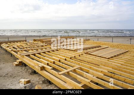 Bau einer neuen natürlichen Holzplanke an der Ostsee für ein saisonales Café Stockfoto