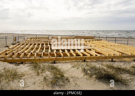 Bau einer neuen natürlichen Holzplanke an der Ostsee für ein saisonales Café Stockfoto