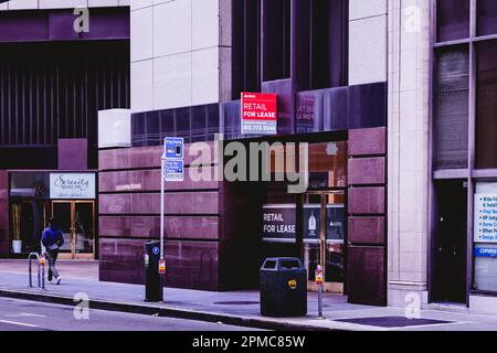 Schilder, die Vermietungsbüros rekrutieren, heben sich vom Finanzviertel San Franciscos ab. Stockfoto