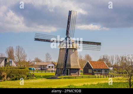 Windmühle im Dorf Nordholland (entlang der Autobahn N9), Niederlande. Stockfoto