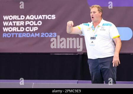 ROTTERDAM, NIEDERLANDE - APRIL 12: Cheftrainer Paul Oberman von Australien während der Wasserpolo-Weltmeisterschaft der Frauen 2023, Spiel der Division 1 Ungarn gegen Australien am 12. April 2023 in Rotterdam, Niederlande (Foto: Albert ten Hove/Orange Pictures) Stockfoto