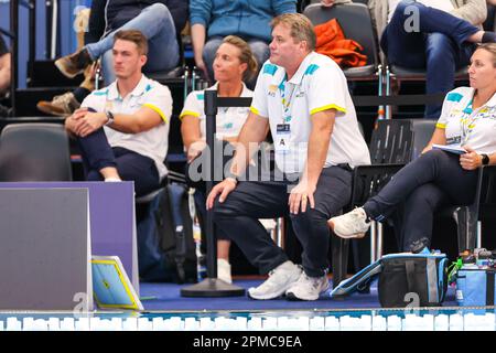 ROTTERDAM, NIEDERLANDE - APRIL 12: Cheftrainer Paul Oberman von Australien während der Wasserpolo-Weltmeisterschaft der Frauen 2023, Spiel der Division 1 Ungarn gegen Australien am 12. April 2023 in Rotterdam, Niederlande (Foto: Albert ten Hove/Orange Pictures) Stockfoto