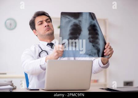 Junger Radiologe, der im Krankenhaus arbeitet Stockfoto