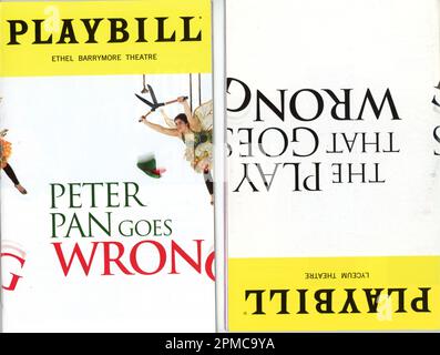 „Peter Pan geht schief“ und „The Play that Goes Wrong“ Broadway Theatre Playbills, NYC 2023 Stockfoto