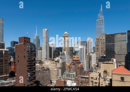 Skyline von Mid Manhattan, von einem Dachgarten in Murray Hill, 2023, New York City, USA Stockfoto