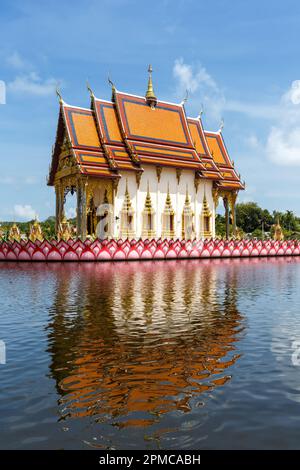 Wahrzeichen des Wat Plai Laem Tempels im Porträtformat auf der Insel Ko Samui in Thailand Stockfoto