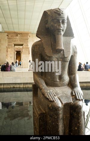 Der Tempel von Dendur im Ägyptischen Flügel ist sehr beliebt im Metropolitan Museum of Art, 2023, New York City, USA Stockfoto