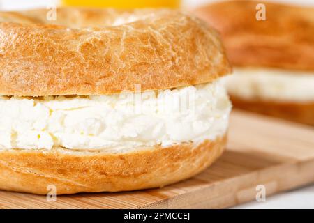 Bagel-Sandwich mit frischem Frischkäse zum Frühstück aus nächster Nähe Stockfoto