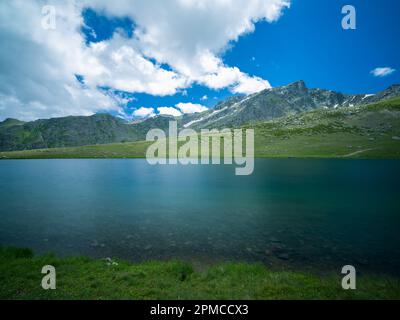 Toller Blick auf den Kratersee. Langzeitfoto des Bergsees. Stockfoto