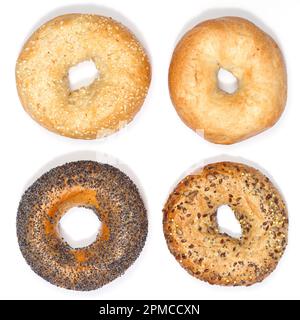 Verschiedene Bagels Sandwiches zum Frühstück, Bagel von oben, isoliert auf weißem Hintergrund Stockfoto