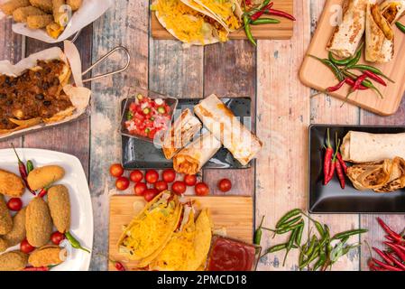 Es gibt mexikanische und Tex-Mex-Gerichte mit Tacos, Burritos, Chili con Carne, viel Chili und Salsa Stockfoto