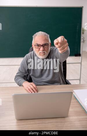 Alter Lehrer im Klassenzimmer Stockfoto