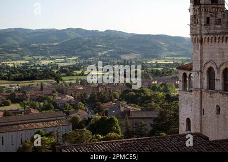 Italienisches Landschaftspanorama von der mittelalterlichen Stadt Gubbio in Perugia, Umbrien Stockfoto