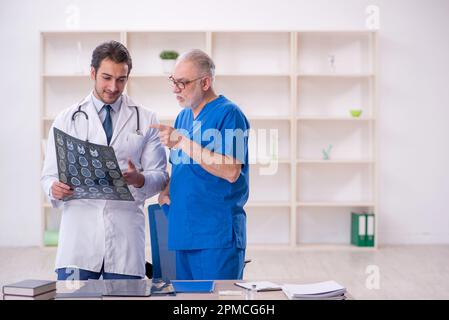 Zwei Radiologen, die im Krankenhaus arbeiten Stockfoto