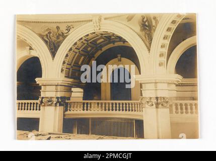 Foto, Blick auf die Zentralkammer der Roswell P. Flower Memorial Library, Watertown, New York: Hängende Dekorationen; fotografiert von Leon Dabo (1868–1960); USA; gedruckt auf sensibilisiertem Papier; 13,9 x 20 cm (5 1/2 x 7 7/8 Zoll); 1961-5-24 Stockfoto