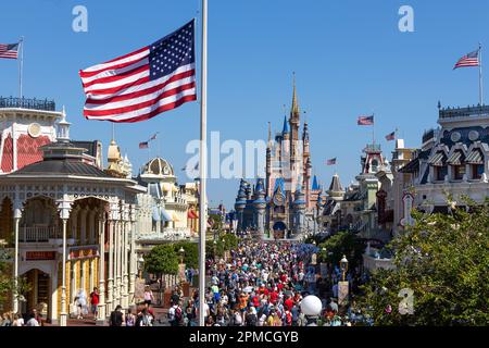 Die Hauptstraße hinunter zum Cinderella Castle in Disney World in Orlando, Florida, USA Stockfoto