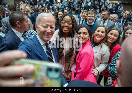 Belfast, Nordirland. 12. April 2023. US-Präsident JOE BIDEN macht nach einem Vortrag an der Ulster University in Belfast ein Selfie mit Gästen. (Kreditbild: © Weißes Haus/ZUMA Press Wire) NUR REDAKTIONELLE VERWENDUNG! Nicht für den kommerziellen GEBRAUCH! Stockfoto