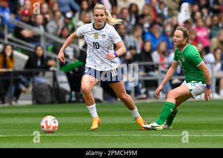 LINDSEY HORAN aus den USA ist in der zweiten Hälfte einer US-amerikanischen Frauennationalmannschaft (USWNT), die sich gegen die Republik Irland (IRL) einsetzt, auf einen Ball aus, während sich beide Teams auf die bevorstehende Frauen-Weltmeisterschaft Ende 2023 vorbereiten. The USA Team Beat the Irish, 2-0 vom 8. April 2023. Verteidigt wird der irische KYRA CARUSA (22). Stockfoto