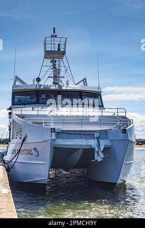 Touristenschiff mit Katamaran an der Anlegestelle in Steveston, British Columbia, Kanada Stockfoto