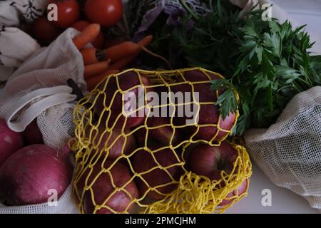 Lebensmittel gesundes Einkaufen, Gemüse, Obst und Gemüse in einer umweltfreundlichen Tasche auf Küchenarbeitsplatte. Stockfoto