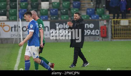 Windsor Park, Belfast, Nordirland, Großbritannien. 12. April 2023. Danske Bank Premiership – Linfield/Glentoran. Action aus dem Spiel heute Abend im Windsor Park (Linfield in blau). Linfieldmanager David Healy. Kredit: CAZIMB/Alamy Live News. Stockfoto